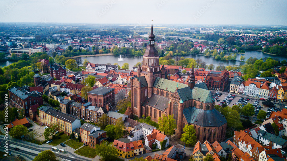 Top View Drohnenaufnahme von Nikolaikirche in Stralsund, Kirche, Altstadt, Teich - obrazy, fototapety, plakaty 