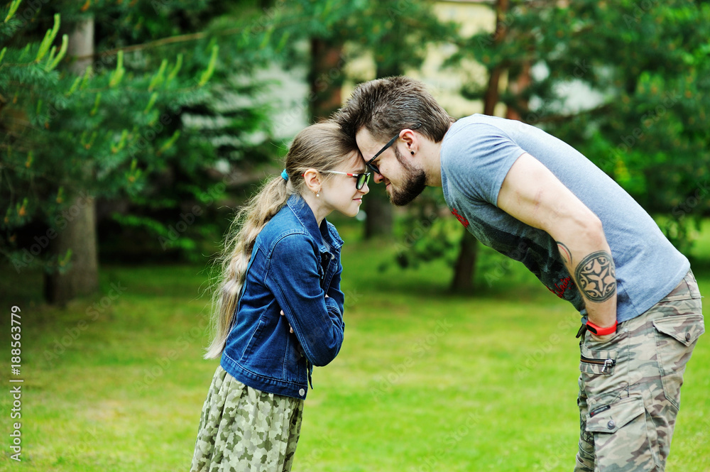 Naklejka premium Kid girl and father
