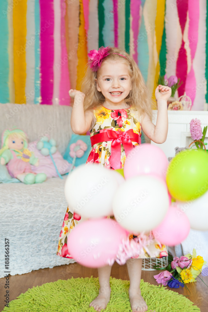 Fototapeta premium Pretty little girl n a spring easter studio decorations