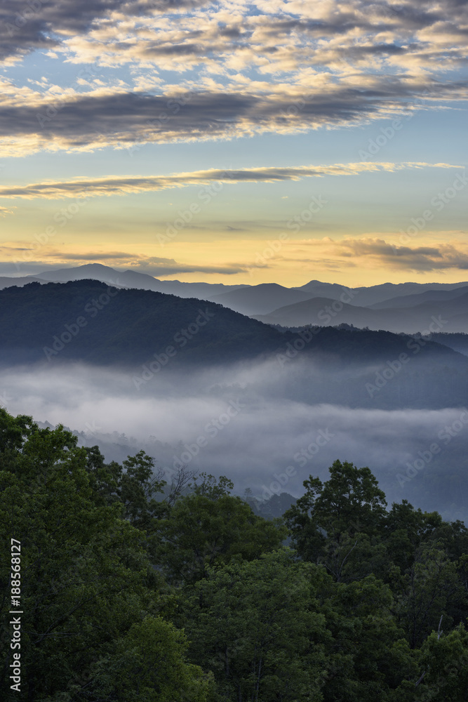 Fototapeta premium Foggy and Colorful Sunrise in Tenessee Mountains