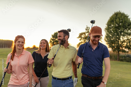 Fotografia, Obraz Getting closer on the golf course