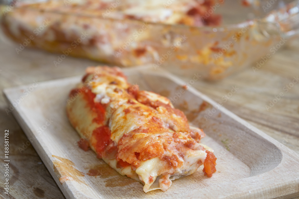 cannelloni with ground beef and tomato sauce