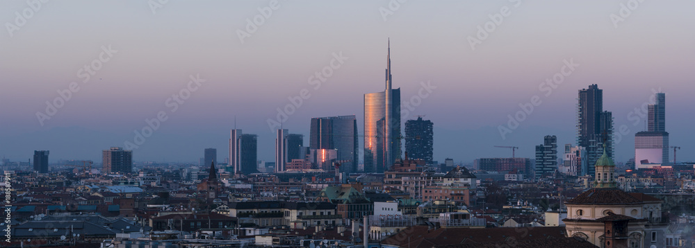Fototapeta premium Mediolan pejzaż o zachodzie słońca, duży panoramiczny widok z nowymi wieżowcami dzielnicy Porta Nuova.