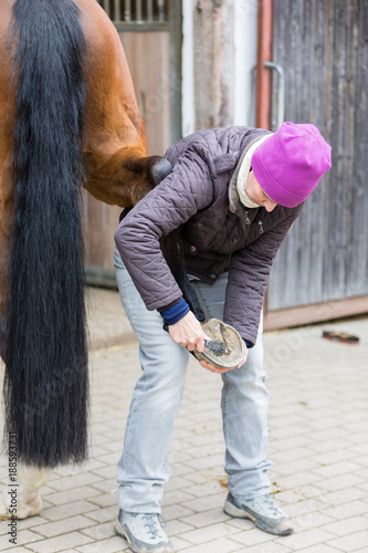 scratching out hooves on horseback