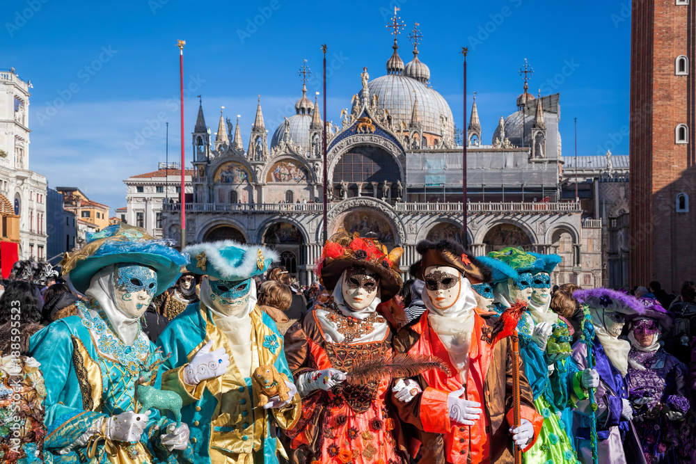 Obraz premium Kolorowe karnawałowe maski przy tradycyjnym festiwalem w Wenecja, Włochy