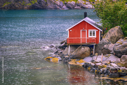 norwegisches Holzhaus am Wasser