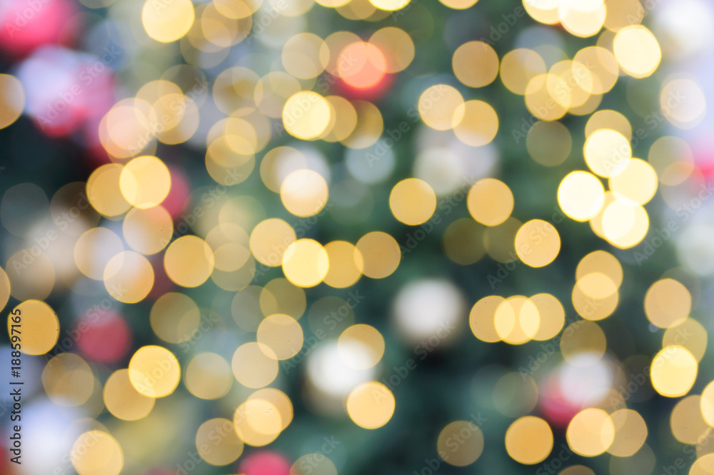 Obraz premium Multicolored garlands on the Christmas tree, blur