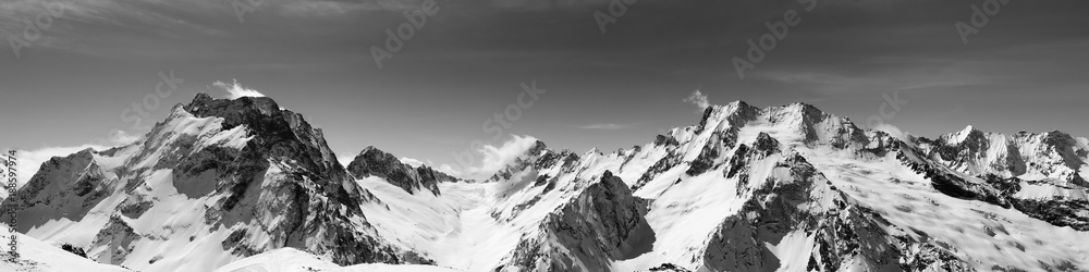 Naklejka premium Czarno-biały panoramiczny widok na ośnieżone szczyty górskie