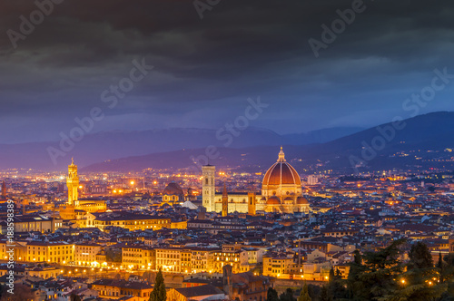 Florence et la Cathédrale Santa Maria del Fiore la nuit, Toscane en Italie