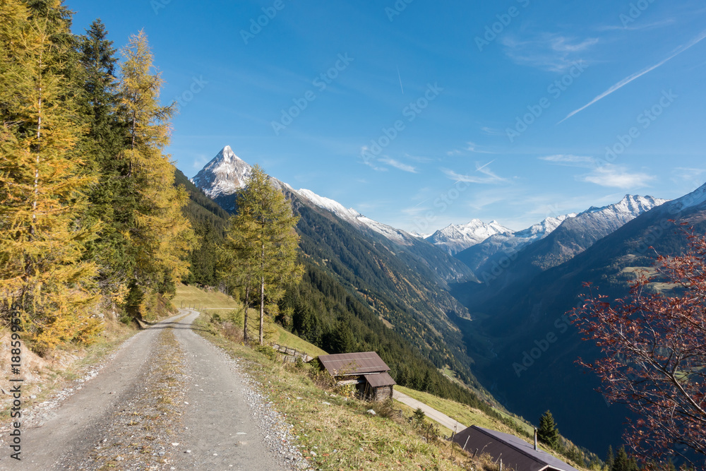 Bergstraße in den Alpen von Tirol