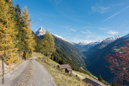 Bergstraße in den Alpen von Tirol