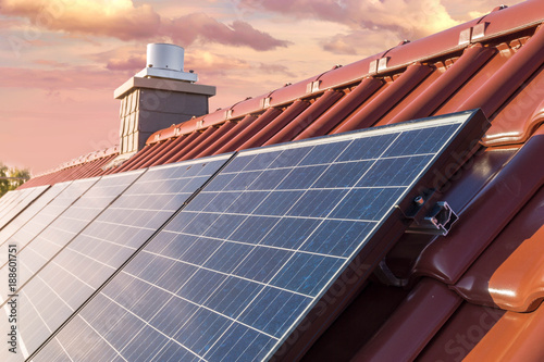 Photovoltaikanlage auf dem Dach photo