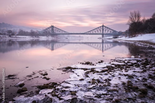 Obraz most w ciszy zimowego poranka