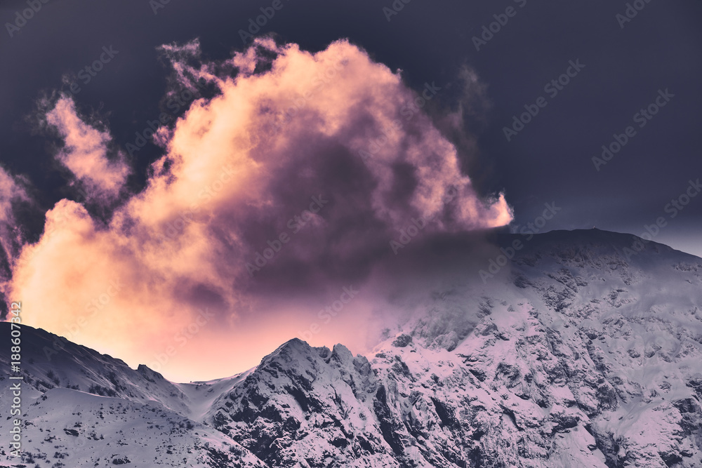 Montagne innevate con tempesta di neve all'alba