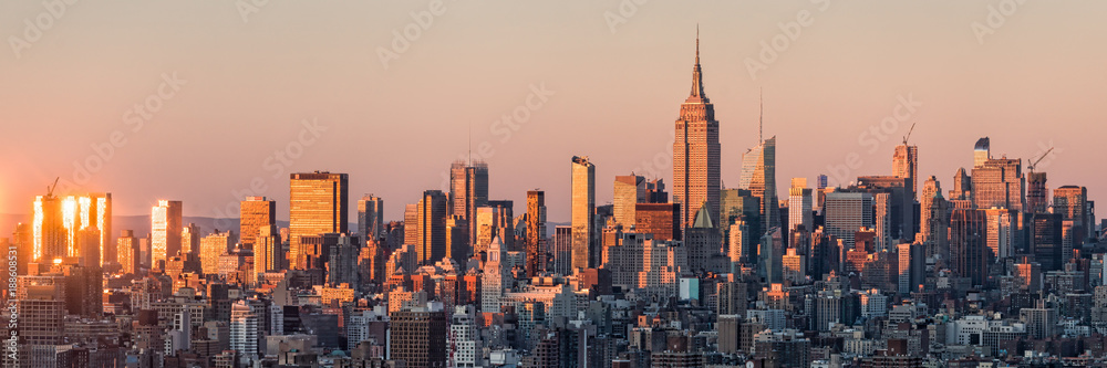 New York Skyline bei Sonnenuntergang mit Empire State Building, USA