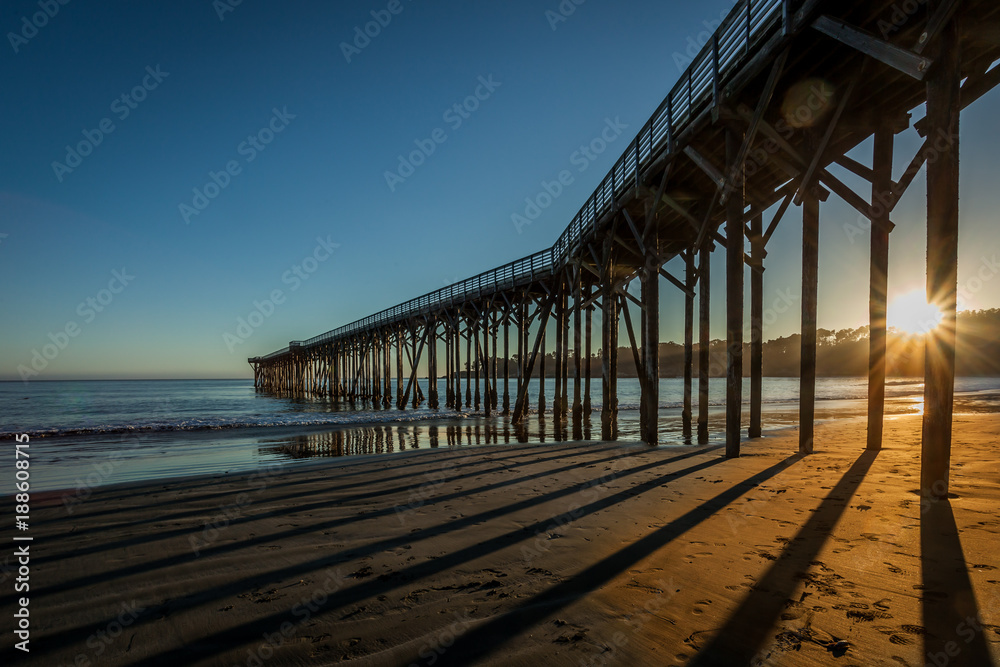 Fototapeta premium Sunset through San Simeon pier
