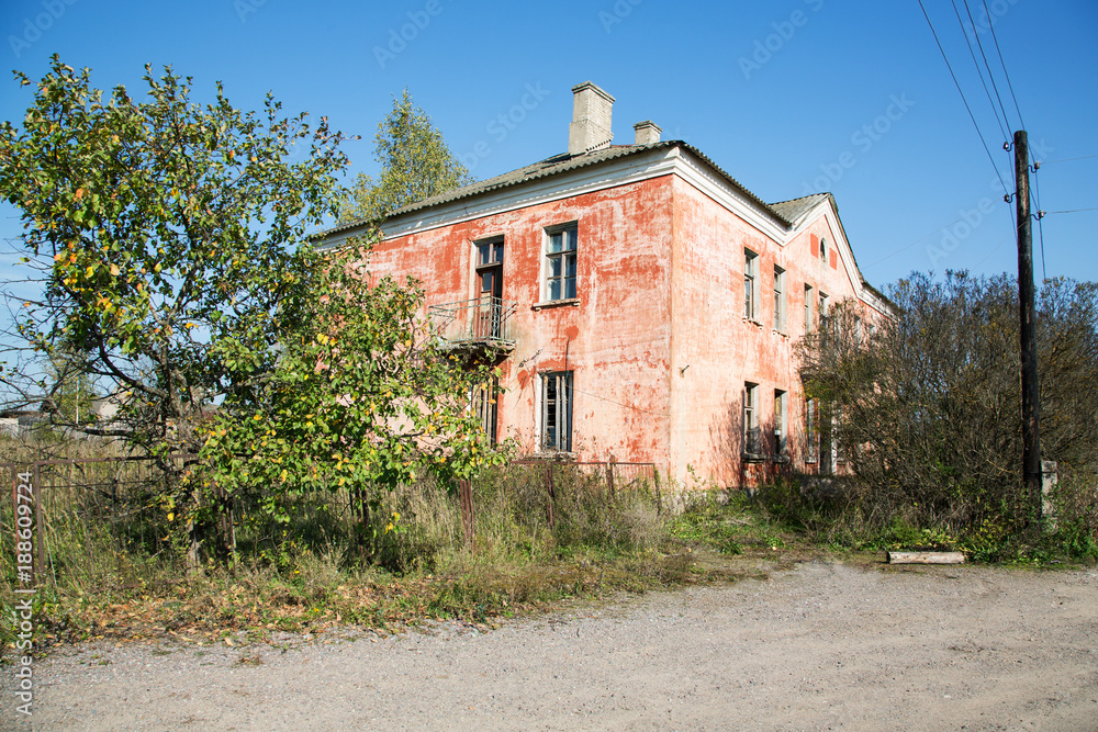 Obraz premium old building with broken windows and doors