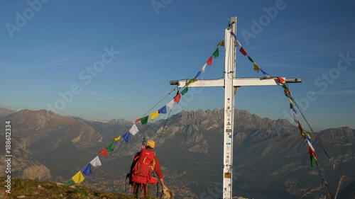 Croce di vetta con bandierine tibetane photo