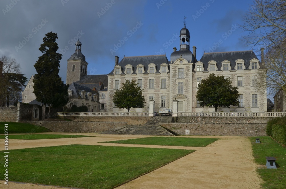 église et abbaye (devenue mairie) de St Georges sur Loire, France