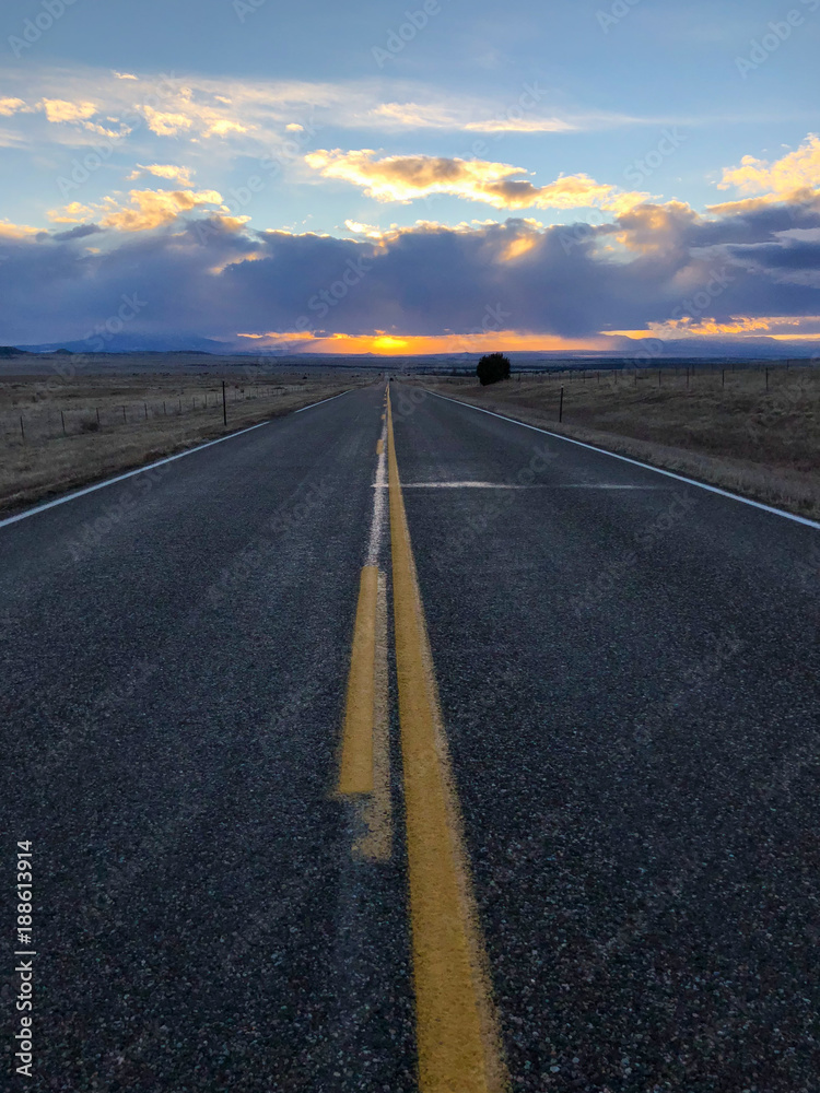 Fototapeta premium Open road going off into the sunset