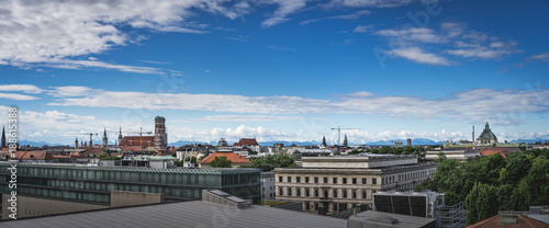München vor Alpenpanorama und Skyline © Marco Körner