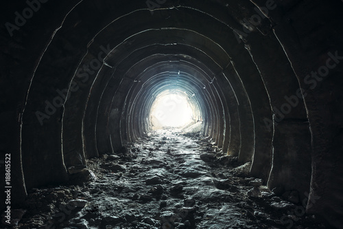 Fototapeta Światło i wyjście na końcu ciemnego długiego tunelu lub korytarza, droga do koncepcji wolności. Przemysłowe okrągłe przejście z kopalni kredy z otworem, perspektywy