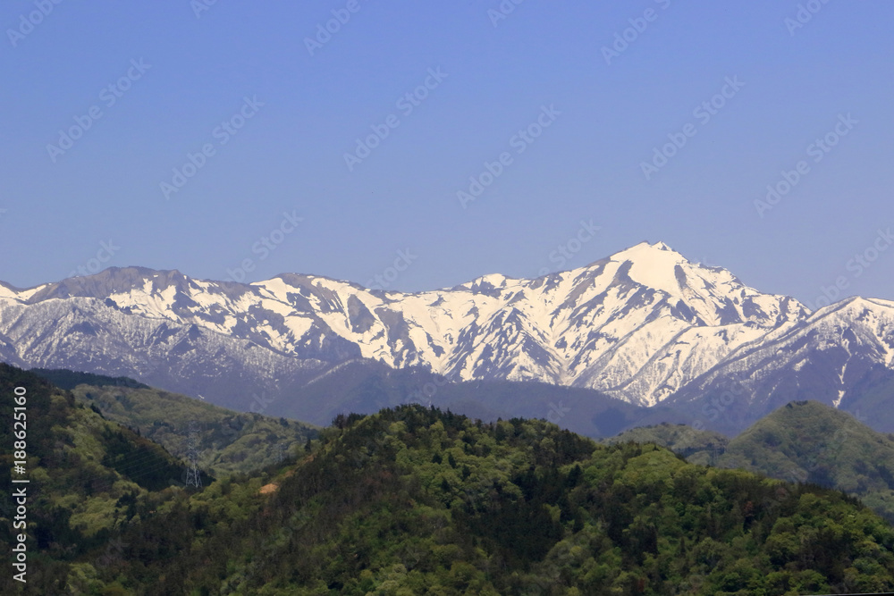 Fototapeta premium 残雪の谷川岳