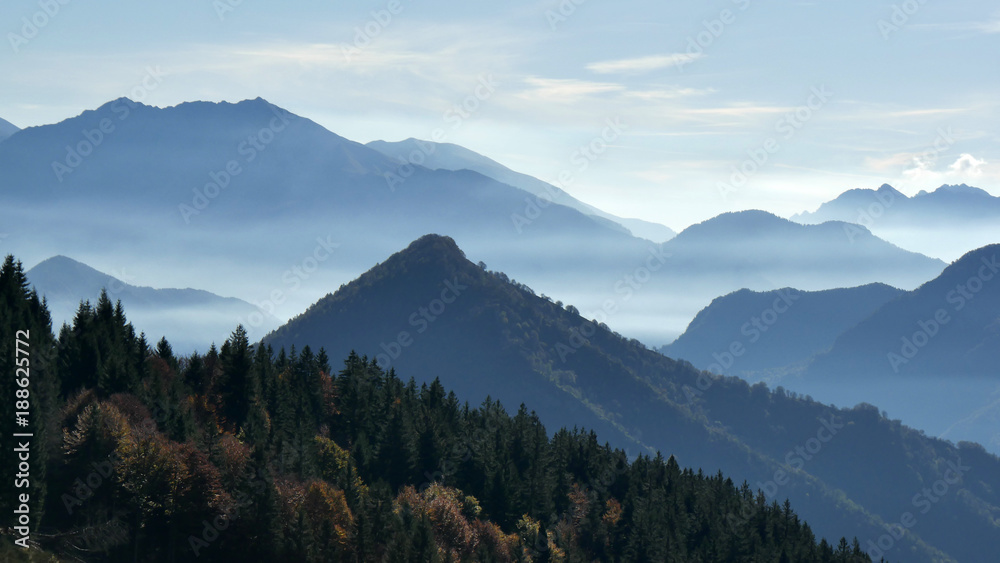 Panorama di montagne in autunno