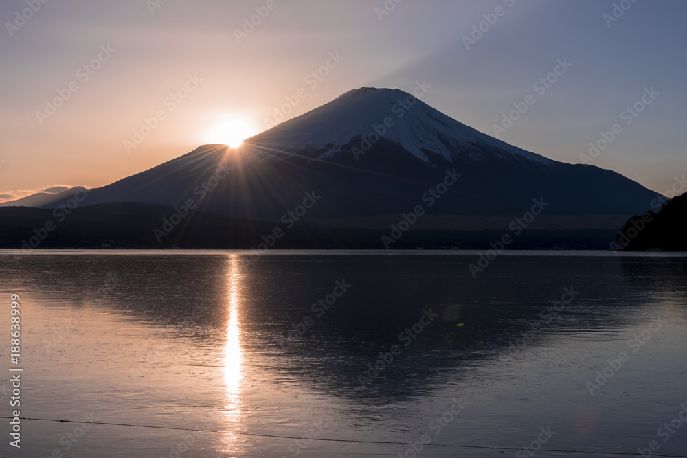 厳冬期の富士山と山中湖