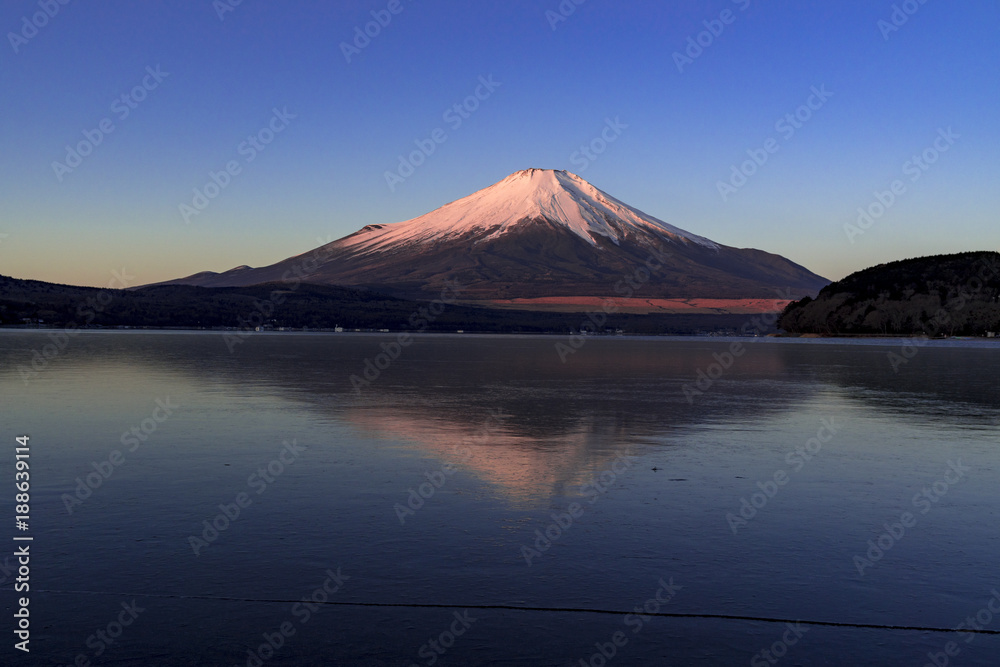 赤く染まった富士山と未明の山中湖