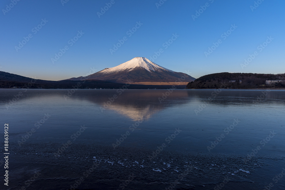 厳冬期の富士山と山中湖