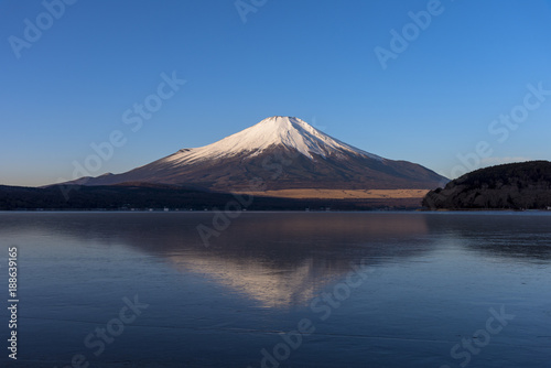 厳冬期の富士山と山中湖