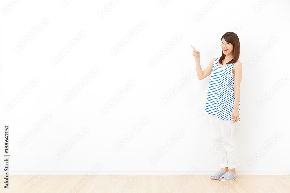 女性 指差し 女性 指差し