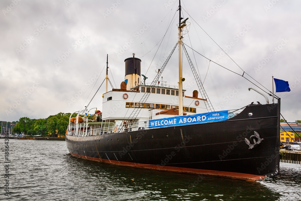 Naklejka premium Black ship