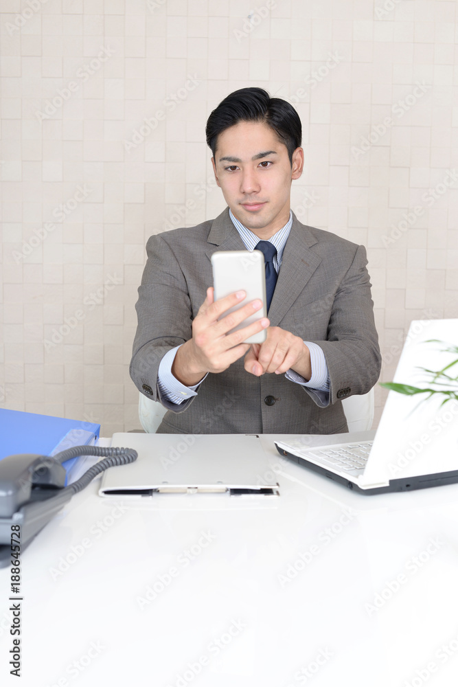 スマートフォンを持つビジネスマン スマートフォンを持つビジネスマン
