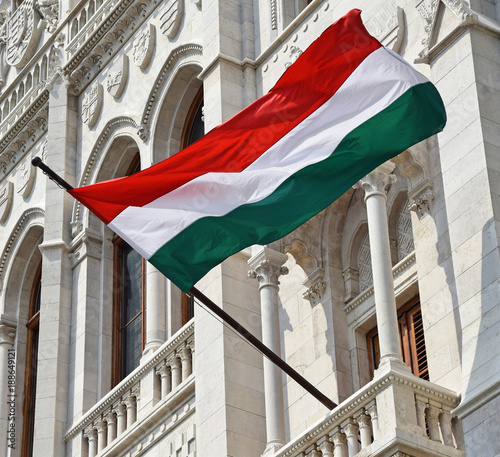 Fotomurale Hungarian flag in the window of the parliament building, Budapest, Hungary