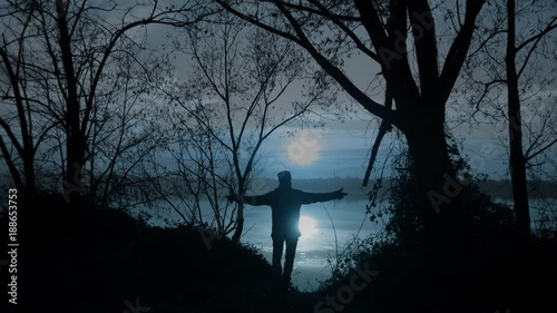 Gioia notturna sul lago con la luna
