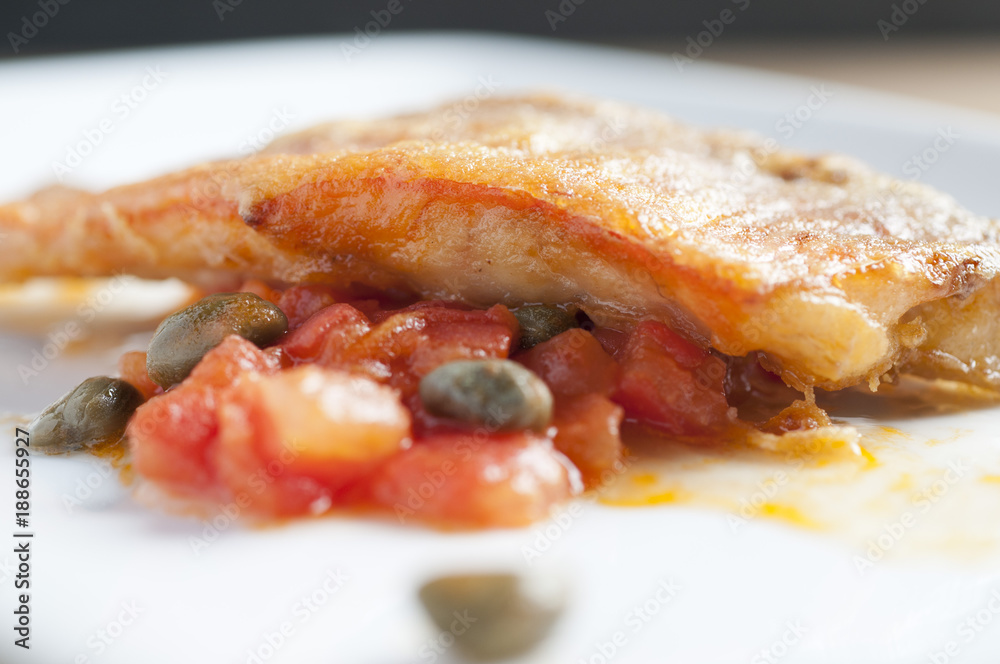 Salmonete japofrito con salsa de tomates y alcaparras Salmonete japofrito con salsa de tomates y alcaparras