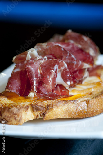 tosta de cecina, queso zamorano y salmorejo.