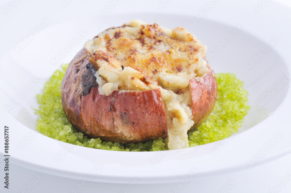 Cebolla a la sal, rellena de cebolla cremosa y queso caciocavallo..Restaurante Brucculino. Cebolla a la sal, rellena de cebolla cremosa y queso caciocavallo..Restaurante Brucculino.