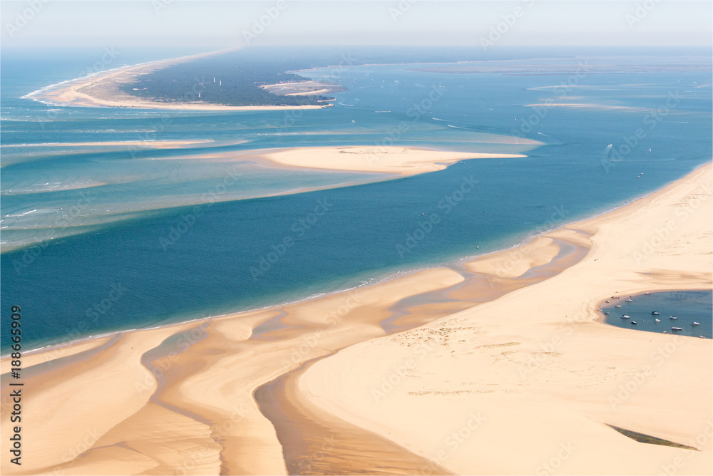 Vue aérienne de bancs de sable dans le Bassin d'Arcachon en France Stock  Photo | Adobe Stock