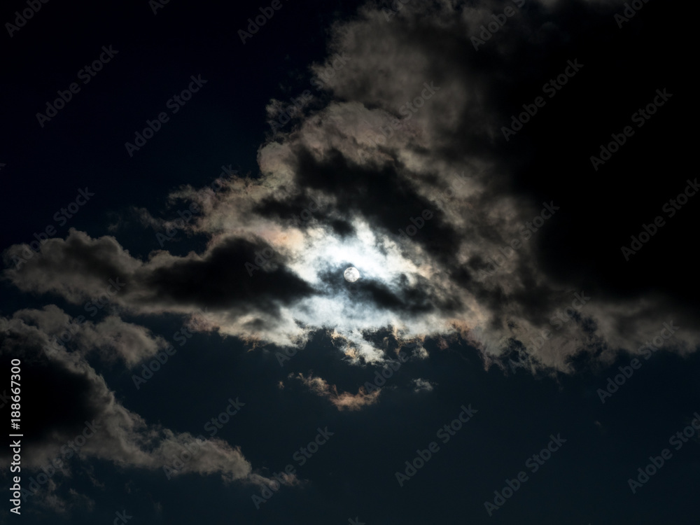 雲にフィルターされた白い太陽と暗い空 Stock-Foto | Adobe Stock 