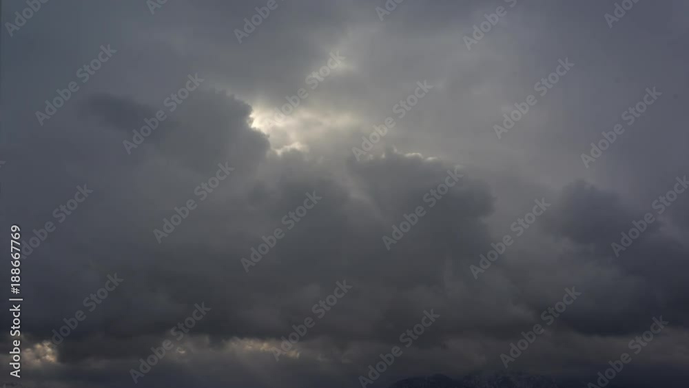 Zeitraffer dunkle Wolken ziehen vorbei Zeitraffer dunkle Wolken ziehen vorbei