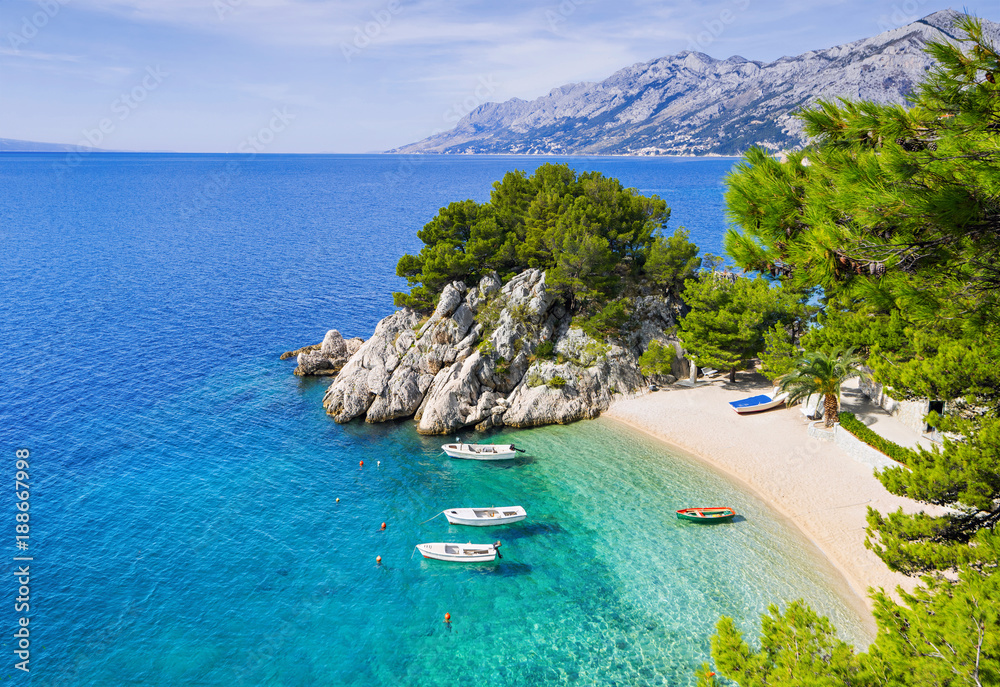 Naklejka premium Piękna plaża w pobliżu miejscowości Brela, Dalmacja, Chorwacja. Riwiera Makarska, słynny punkt orientacyjny i turystyczne miejsce podróży w Europie