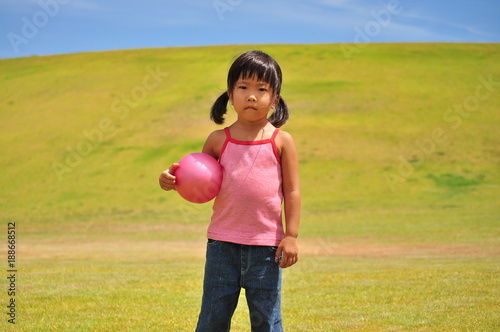 ボール遊びをする女の子