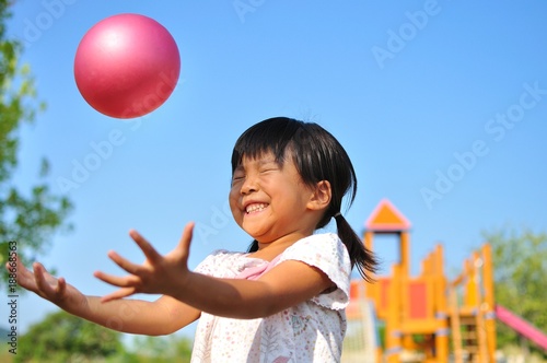 ボール遊びを楽しむ女の子