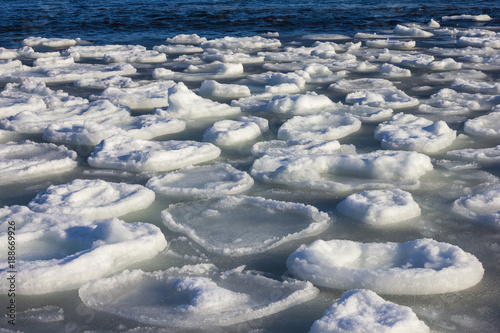 фотографія The ice floes float on the water.