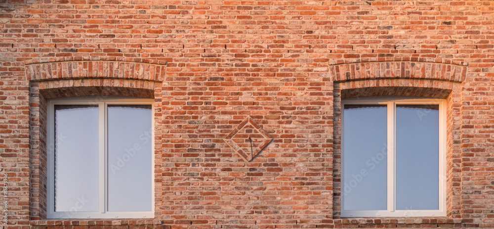 Fenster eines Hauses mit Mauerwerk Fenster eines Hauses mit Mauerwerk