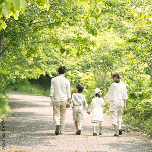 公園で手をつなぐ親子の後姿 Stock 写真 Adobe Stock