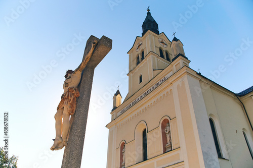 Obraz na płótnie Worship cross and a beautiful church in Bohinjska Bistrica near lake Bohinj, Slovenia w salonie